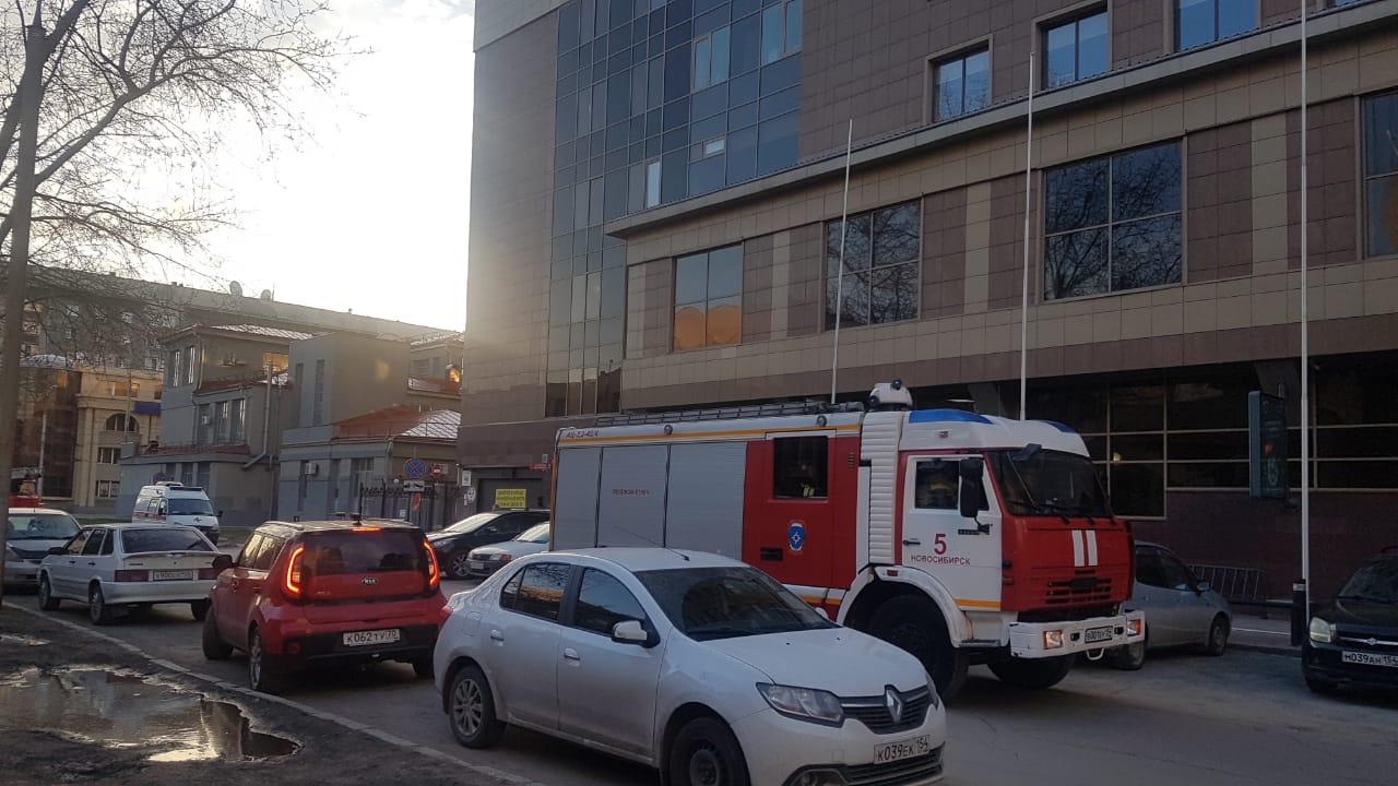 Фото Пожарные расчёты съехались к офису на Депутатской в Новосибирске: рассказываем, что произошло 2